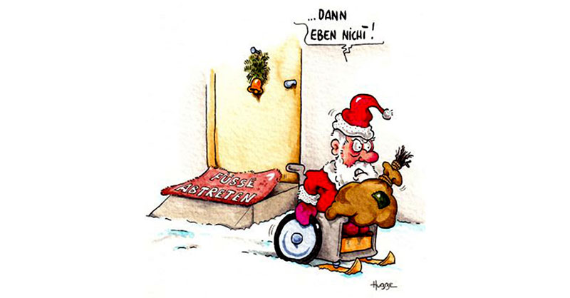 Weihnachtsmann im Rolli entfernt sich von einer Eingangstür, vor der eine Fußmatte mit dem Text Füsse abtreten liegt