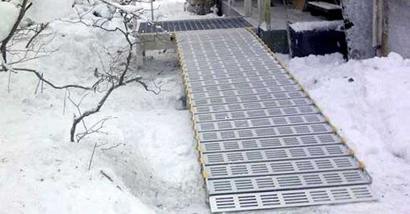 Roll-Rampe im Winter.Der Schnee f&auml;llt durch das Bodengitter.