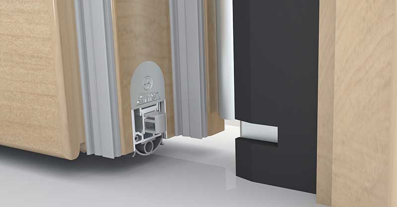 Türspalt zwischen Drehtür und Zarge mit Detail