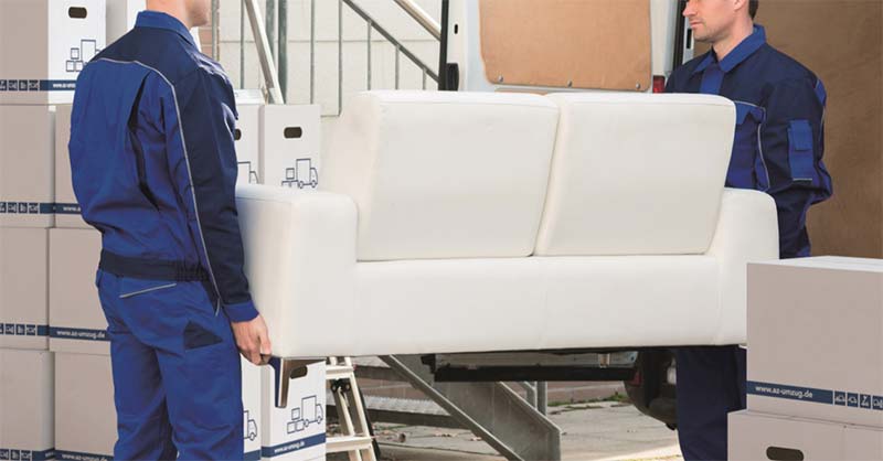Möbelpacker beim Umzug mit der Pflegekasse
