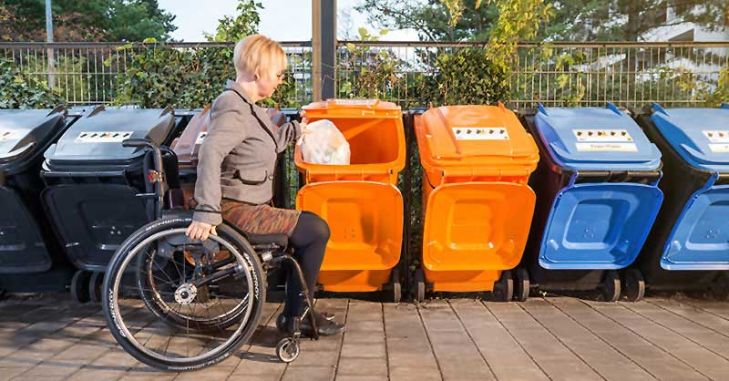 Mülltonne mit Rollstuhlfahrer-freundlichem Neigungswinkel