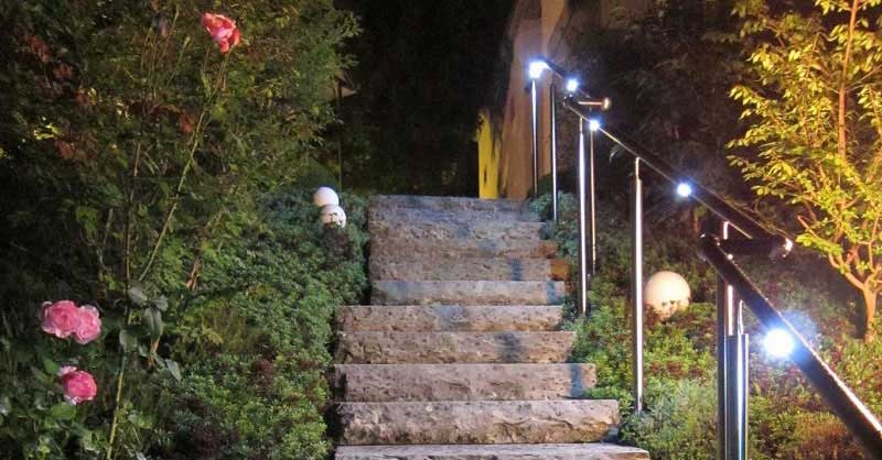 beleuchteter Handlauf einer Gartentreppe