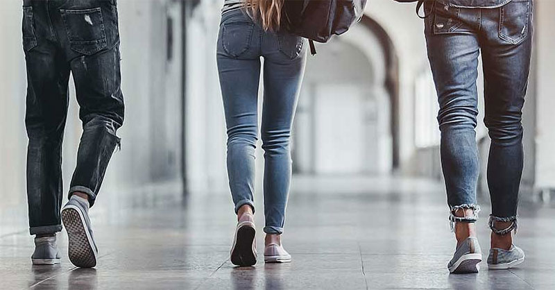 Schüler laufen über einen Schulflur