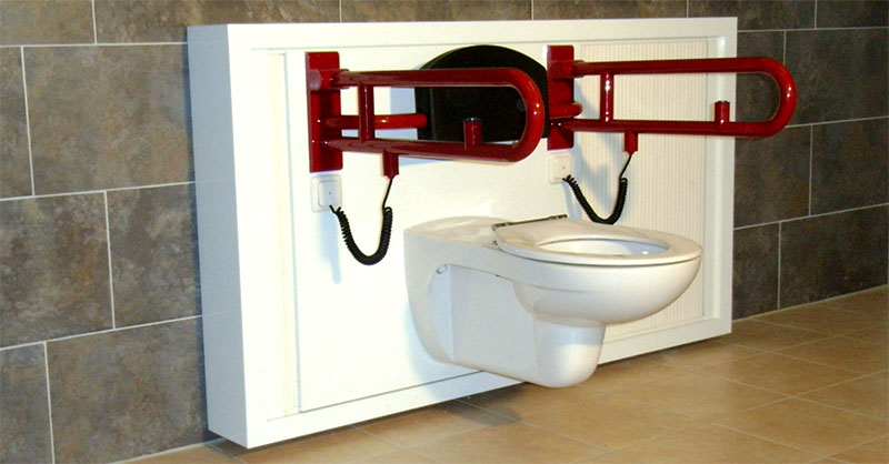 seitenverstellbares Behinderten-WC, das wenig Raumfläche benötigt