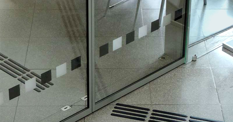 kontrastreiche Markierung auf einer Glastür