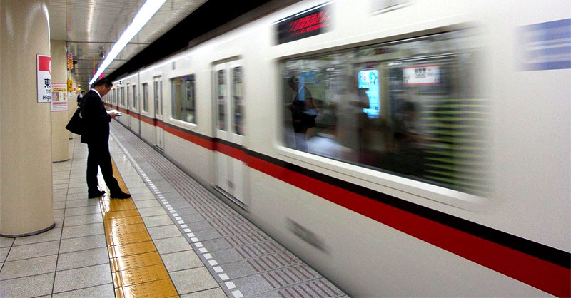 Bodenleitsystem in Tokioter U-Bahn