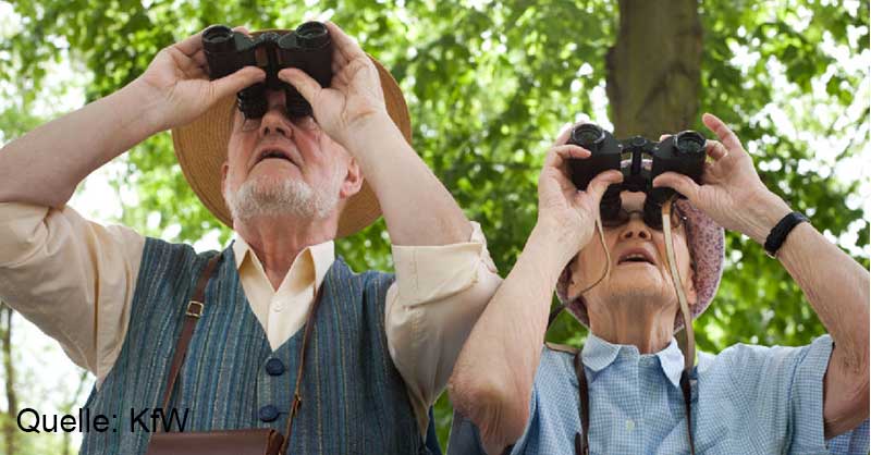 Senioren blicken mit Fernglas ins Weite