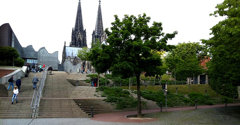 Treppe zur Domplatte in Köln