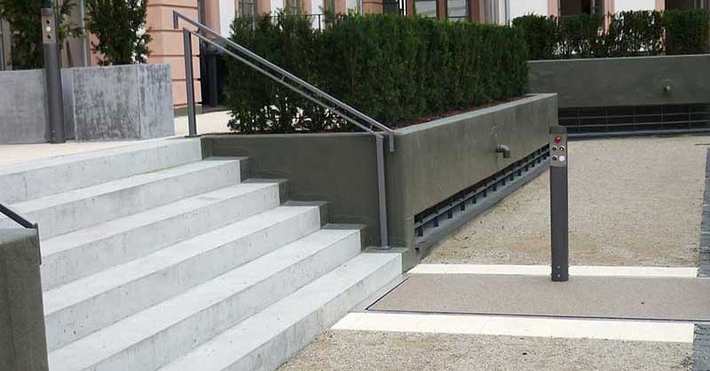 überfahrbarer plattformlift vor Treppe