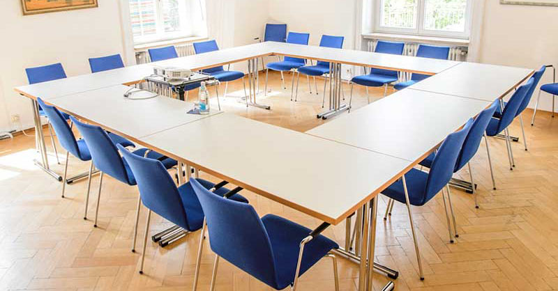 Seminarraum mit Sitzgruppe für 16 Personen