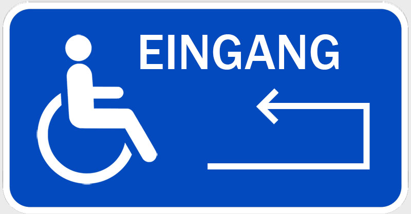 Hinweisschild für barrierefreien Eingang auf Rückseite des Hauses