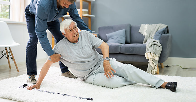 Senior ist im Wohnzimmer gestürzt