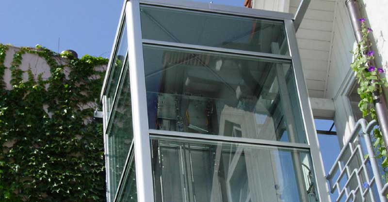 Plattformaufzug mit Glaskabine