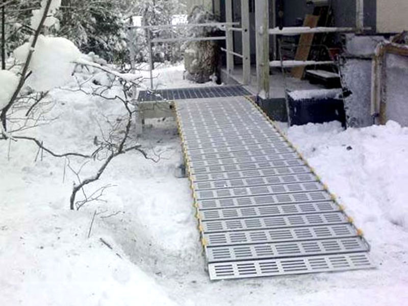 ausgerollte Rampe vor einem Podest im Schnee
