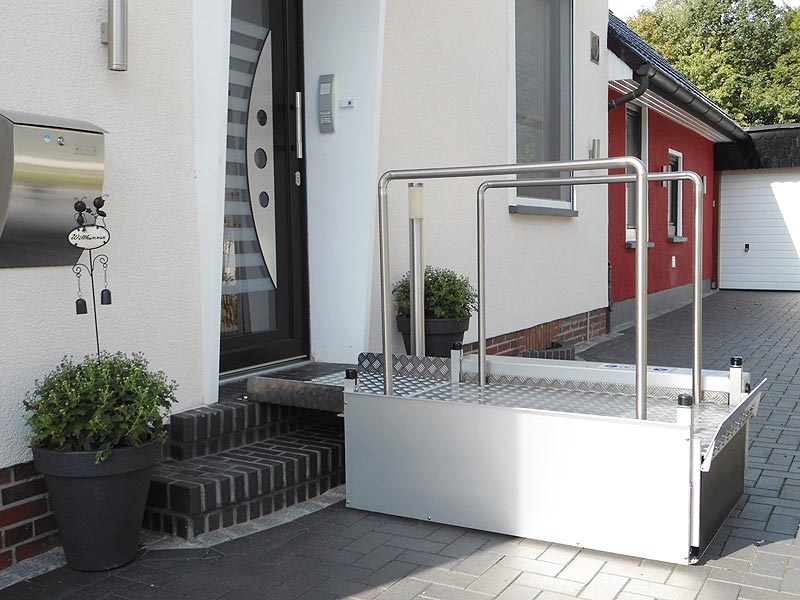 Hebelift mit &Uuml;berbr&uuml;ckungsrampe vor Einfamilienhaus