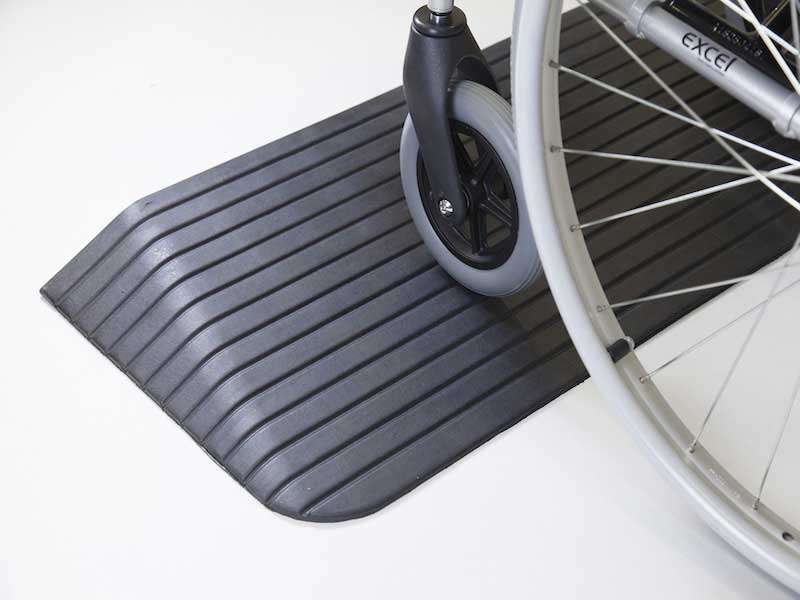 Rollstuhlrad auf RT Vollgummi-Rampe mit abgerundeter Kante, frontal