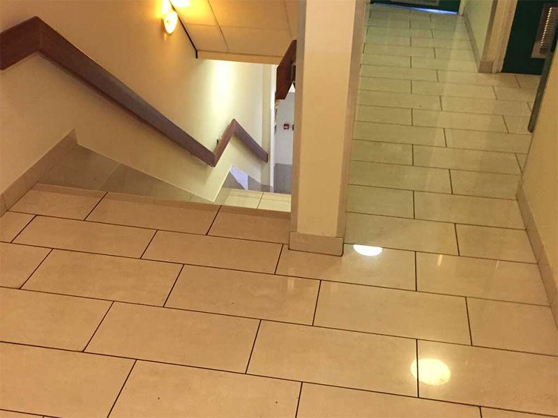 Mit Fliesen belegter Flur und Treppe