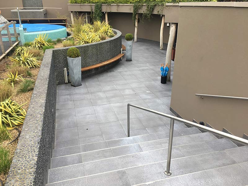 Treppen und Bodenbelag mit Fliesen vor einem Swimmingpool
