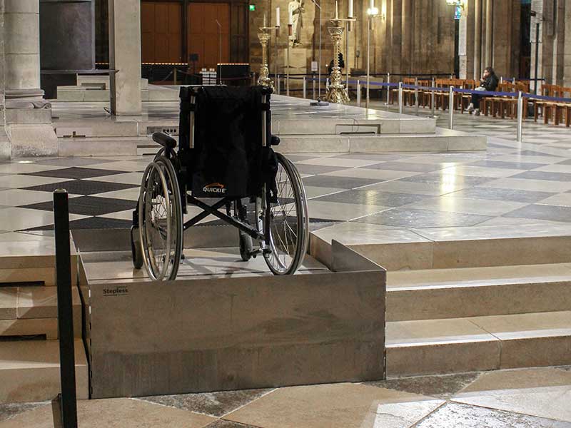 Rollstuhl auf Stepless Hebeplattform mit Absturzsicherung, Notre Dame, Paris