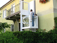 Hebelift V40 an einem Wohngebäude mit Balkon Hebelift V40 in Betrieb an einem Haus im Außenbereich