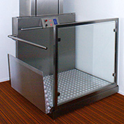 Hebebühne mit automatisch hochklappbaren Auffahrrampe Hebebühne V40 mit aufgeklappter Auffahrrampe im Innenbereich