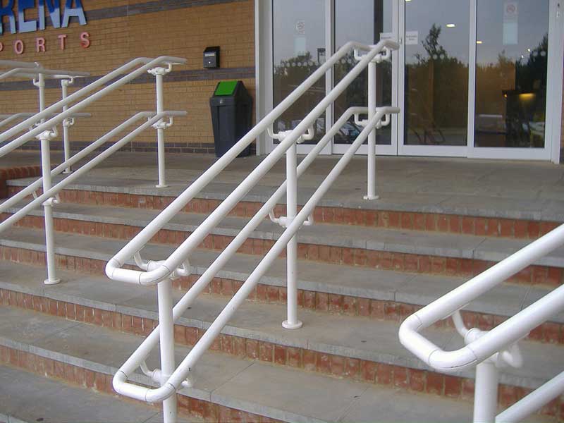 Geländer mit doppeltem Handlauf an breiter Eingangstreppe