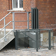 Hebeplattformlift BLE für den Außenbereich Der Hebeplattformlift BLE bewältigt bis zu 3m Höhenunterschied.