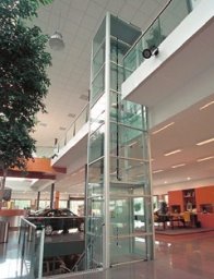 Im freistehenden Alu-Glasschacht Innenlift im Glasschacht