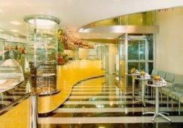 Lift im Glasschacht innen Lift im Glasschacht innen