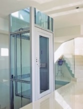 im Treppenauge Senkrechtlift im Treppenauge