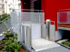 Plattformlift am Boden vor einer Treppe