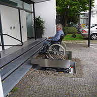 Schräghublift in Betrieb ... Schräghublift in Betrieb, mit Abrollsicherung
