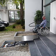 Stufenlose Auffahrt für Rollstuhl Stufenlose Auffahrt für den Rollstuhlnutzer