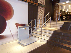 Treppenplattformlift im Innenbereich Treppenplattformlift im Innenbereich