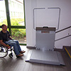 Rollstuhl bei Anfahrt auf Treppenplattformlift Rollstuhl bei Anfahrt auf Treppenplattformlift