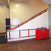Plattformlift seitlich im Treppenhaus verstaut Plattformlift seitlich im Treppenhaus verstaut