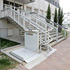 Treppenplattformlift an der Seite verstautAC Treppenplattformlift an der Seite verstautAC