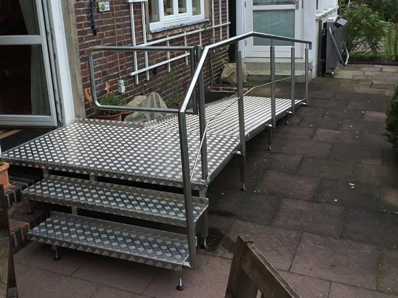 Maßgefertigte Stahl-Aluminium-Rollstuhlrampe und Treppe für zweiten Eingang