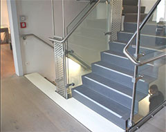 Treppe mit weitgehend beispielhafter Handlaufgestaltung, Stufenform, -markierung. <br />Foto: Dr.-Ing. E. Hempel Handlaufgestaltung an Treppen